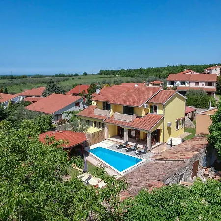 Chiara Villa