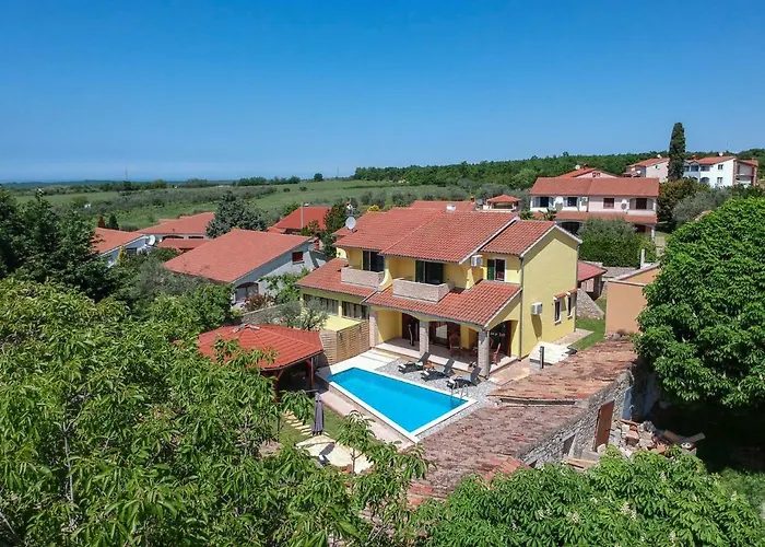 Chiara Villa
